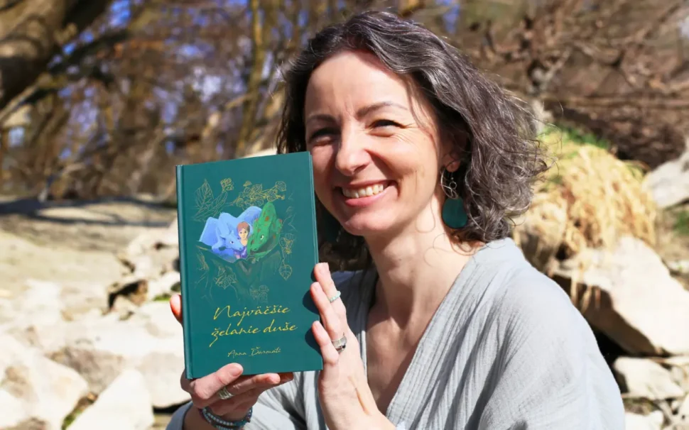 Anna Ďarmati držiaca knihu Naväčšie želanie duše